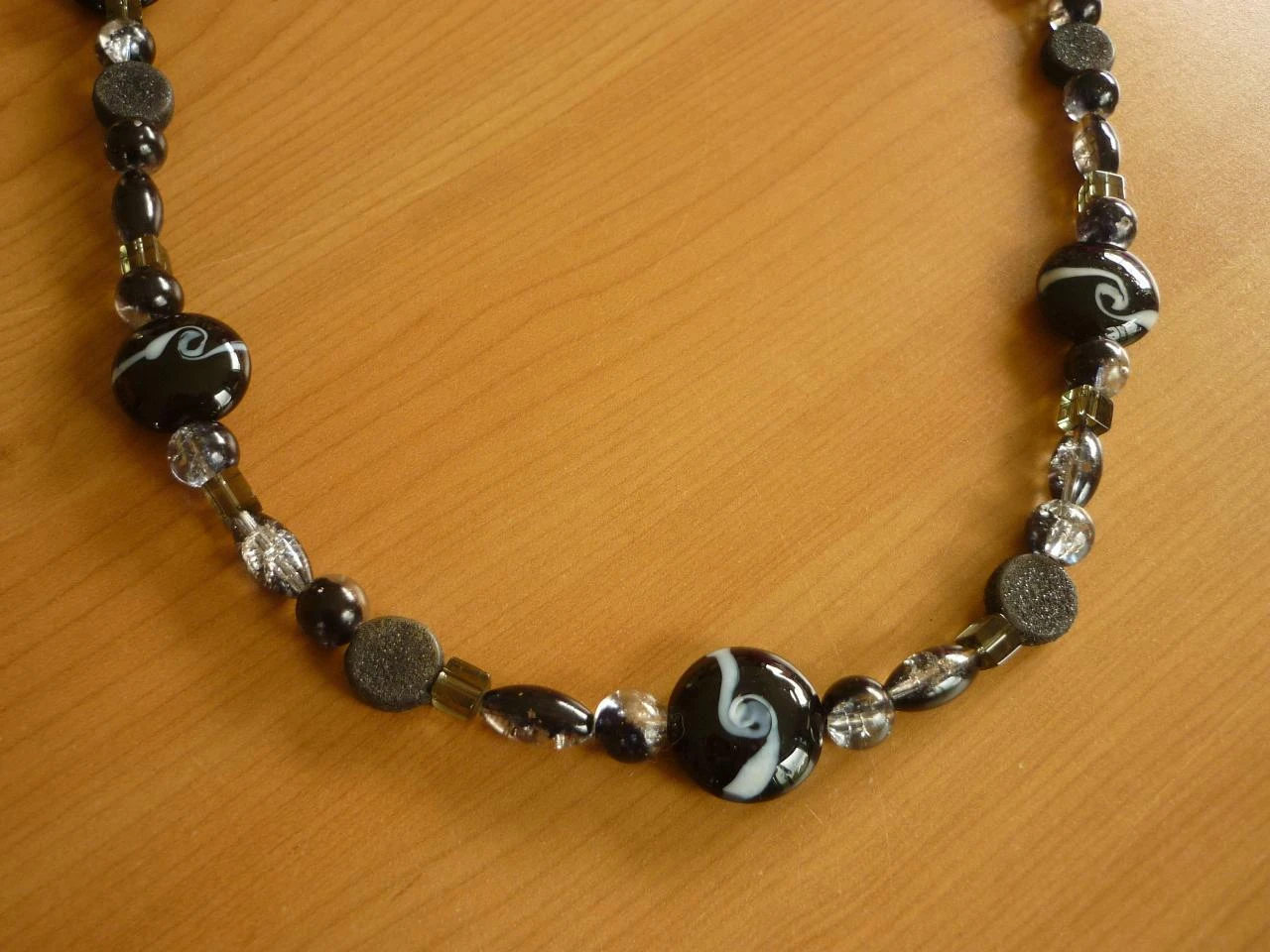 Collar largo con piedras y cuentas negras – photo 2